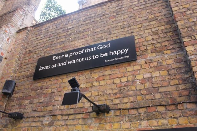 Бельгійський бар встановив сигналізацію на бокали з пивом, і ось чому