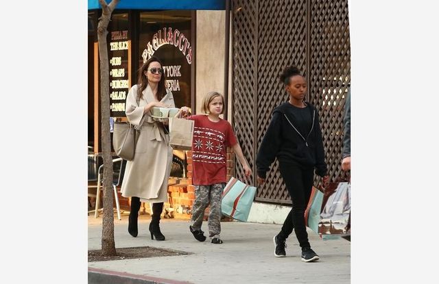 Анджеліна Джолі вийшла в світ у суворому образі- фото 233266