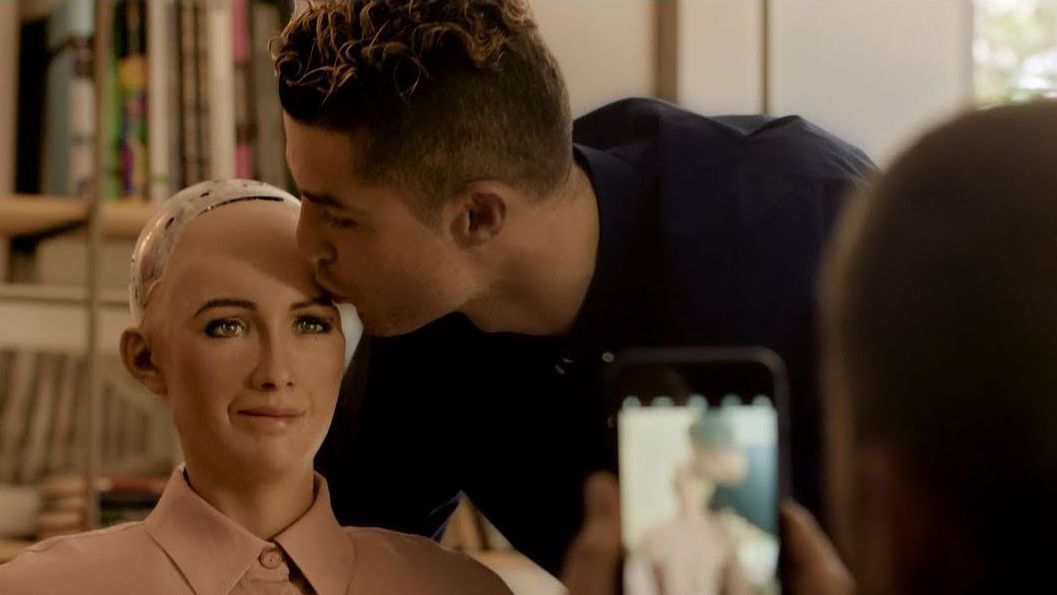 Роналду поговорив зі знаменитим роботом Софією: це треба побачити!