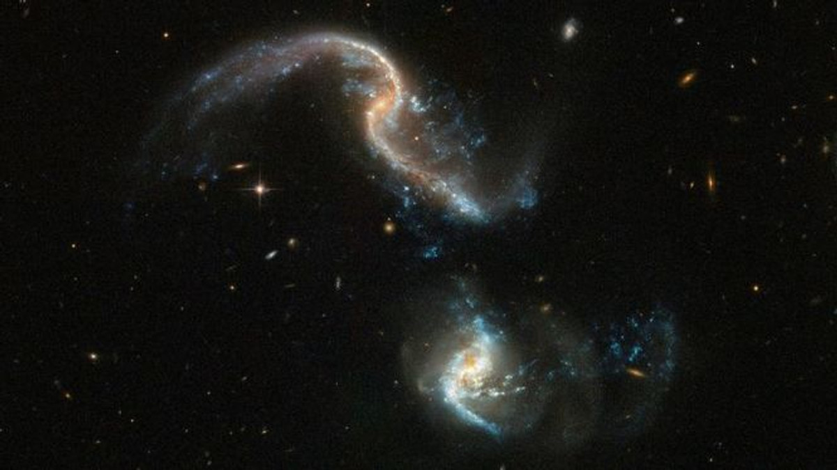 Космічний телескоп Hubble сфотографував злиття двох галактик - фото 1