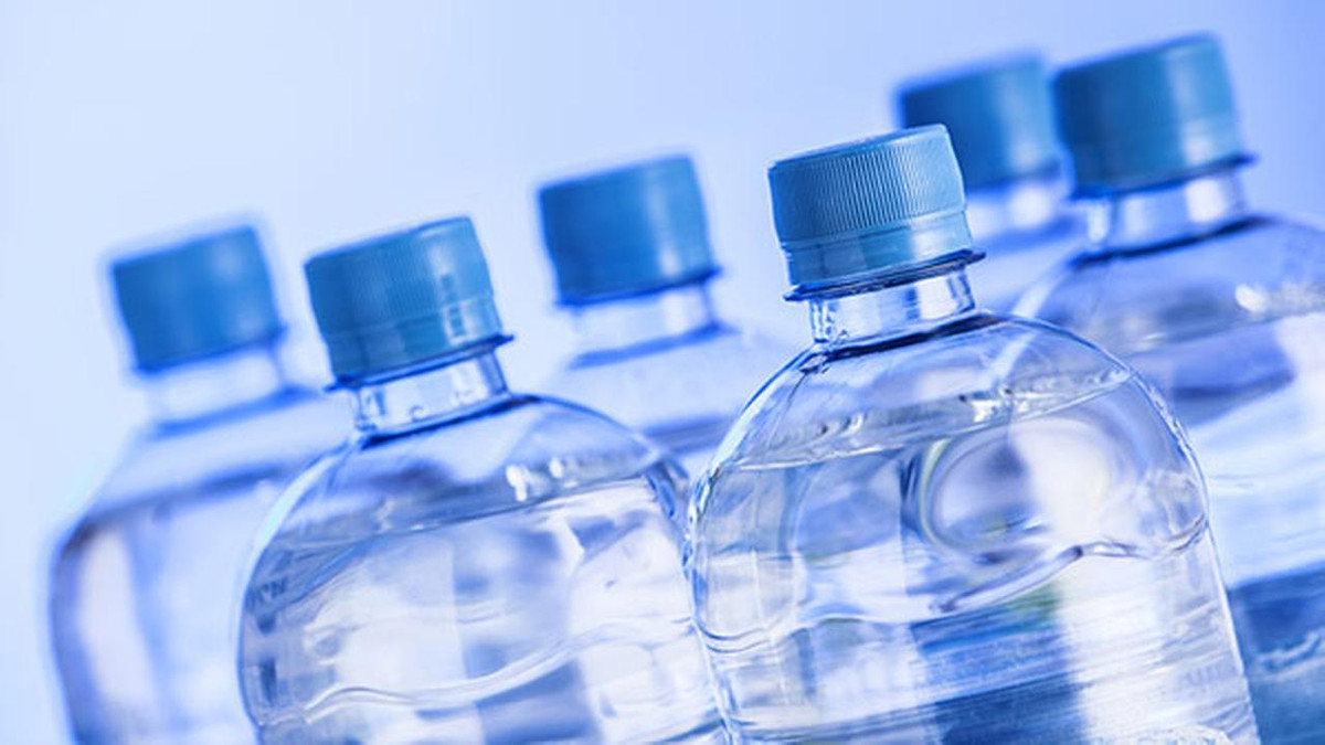 Науковці пояснили, чому не варто пити воду з пляшок - фото 1
