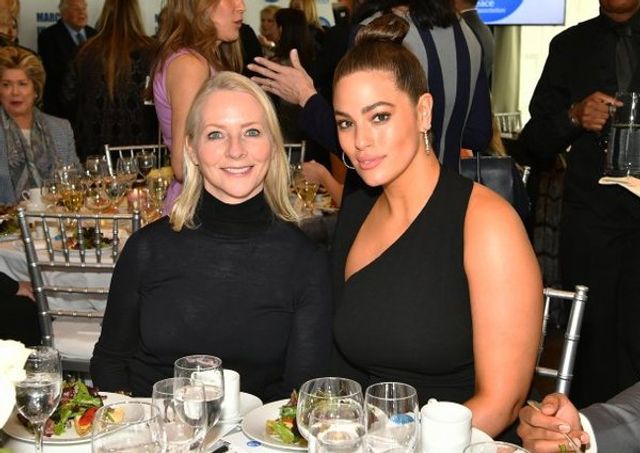 Ешлі Грем вигідно підкреслила свої спокусливі форми - фото 232596