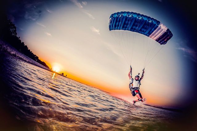 Скайдайвінг з нового ракурсу: яскраві кадри від талановитого фотографа - фото 237053