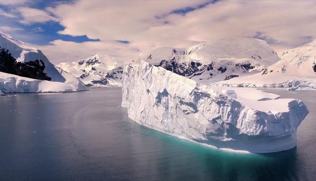 В Антарктиді виявили величезні сходи: відеофакт