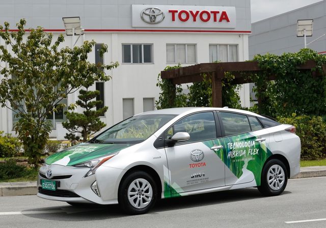 Toyota навчила Prius працювати на спирті - фото 234711