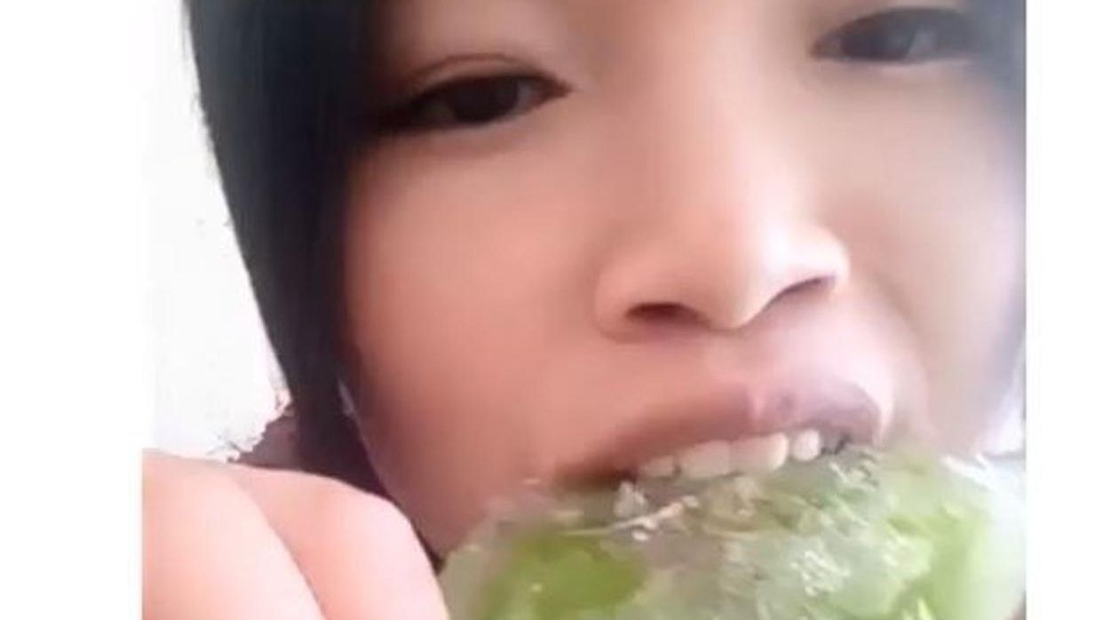 Набуває популярності новий флешмоб з поїданням льоду