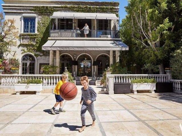 У мережі показали розкішний особняк Шерон Стоун- фото 233917