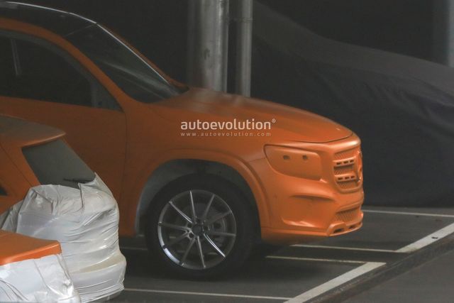 Дизайн нового кросовера Mercedes-Benz показали на макеті для краш-тестів - фото 235152