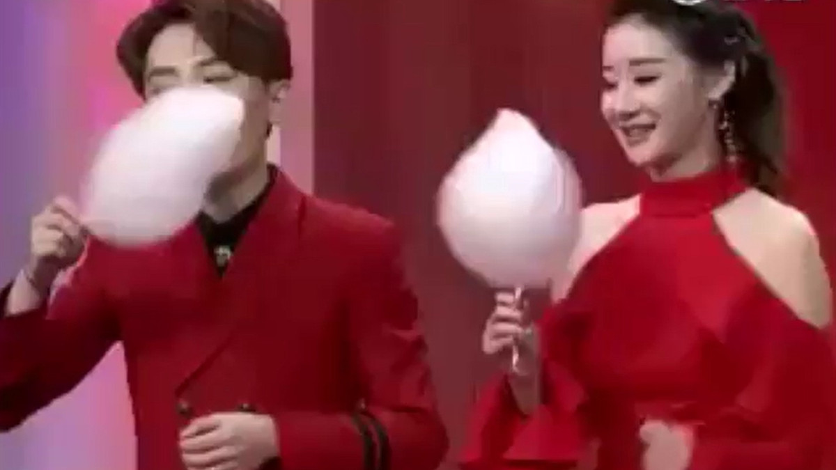 Як швидко з'їсти солодку вату: кумедний конкурс на китайському телебаченні - фото 1