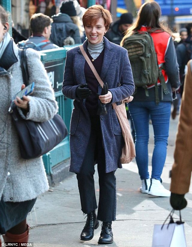 Не впізнати! Скарлетт Йоханссон змінила стиль для нового фільму - фото 234179