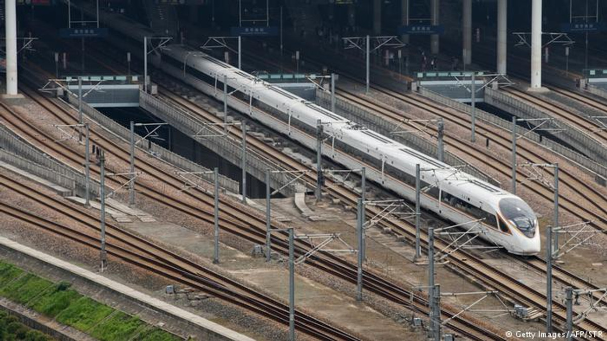 У Китаї вперше протестували високошвидкісний потяг довжиною понад 400 метрів - фото 1