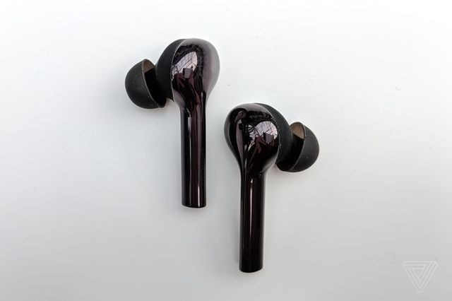 Huawei показала 'вбивцю' Apple AirPods і монопод зі спалахом - фото 236307