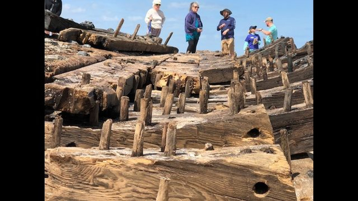 У Флориді на пляжі знайшли шматок старовинного судна: відеофакт - фото 1