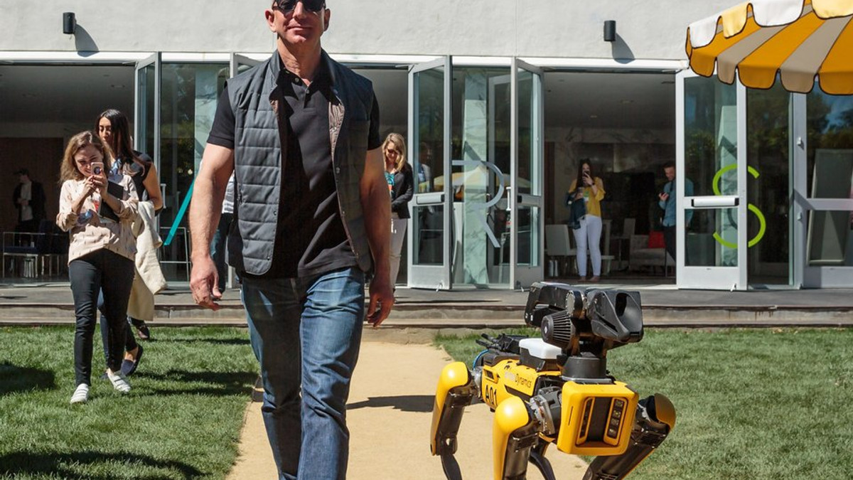 Новий собака: Глава Amazon вигуляв робота Boston Dynamics - фото 1
