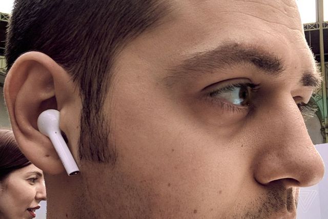 Huawei показала 'вбивцю' Apple AirPods і монопод зі спалахом - фото 236311