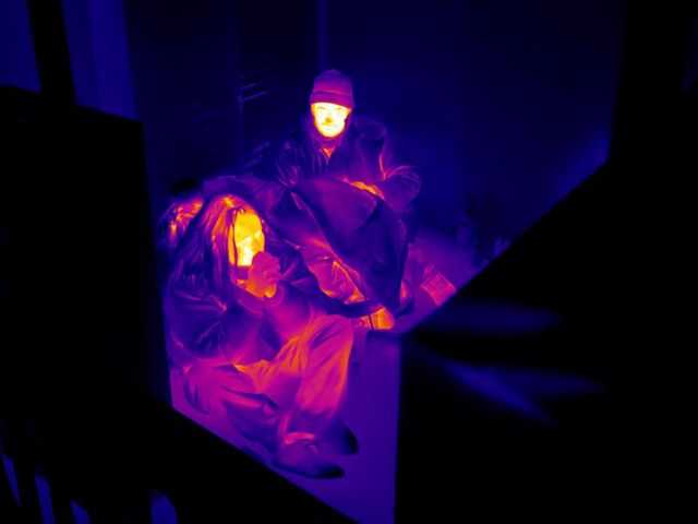 Фотограф робить незвичайні фото безхатченків, які вас вразять - фото 230910