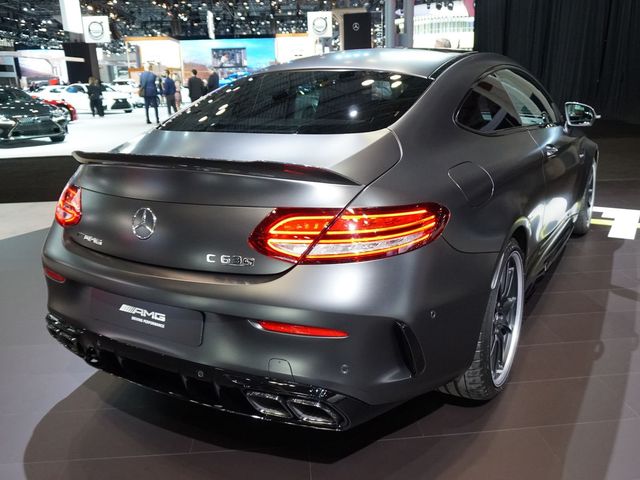 Оновлений Mercedes-AMG C63 - фото 236432