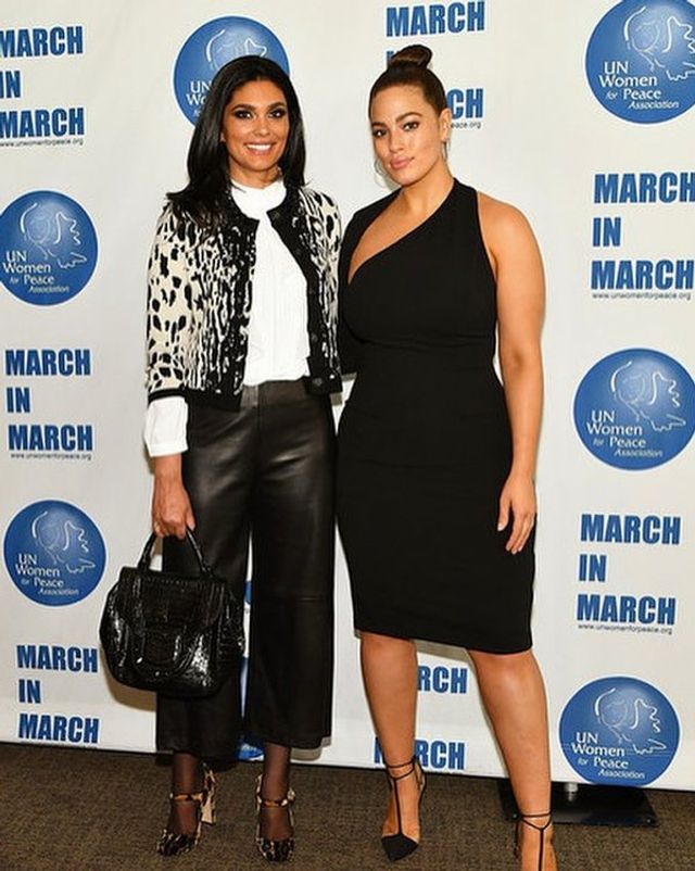 Ешлі Грем вигідно підкреслила свої спокусливі форми - фото 232601