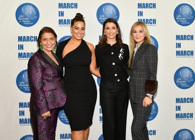 Ешлі Грем вигідно підкреслила свої спокусливі форми - фото 232598