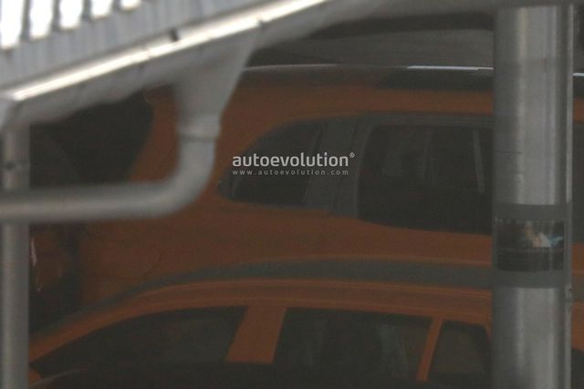 Дизайн нового кросовера Mercedes-Benz показали на макеті для краш-тестів - фото 235151