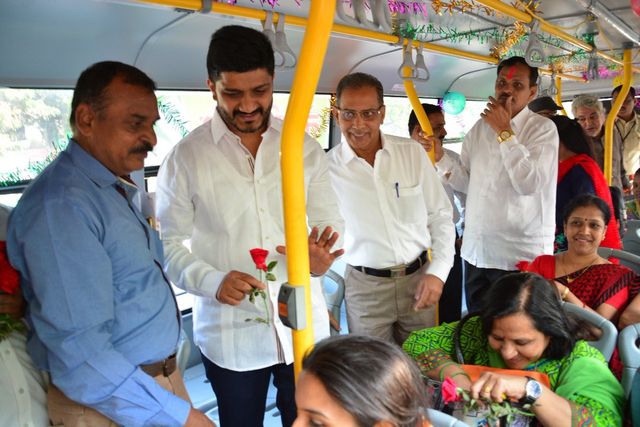 В Індії з'явилися автобуси для жінок - фото 235555