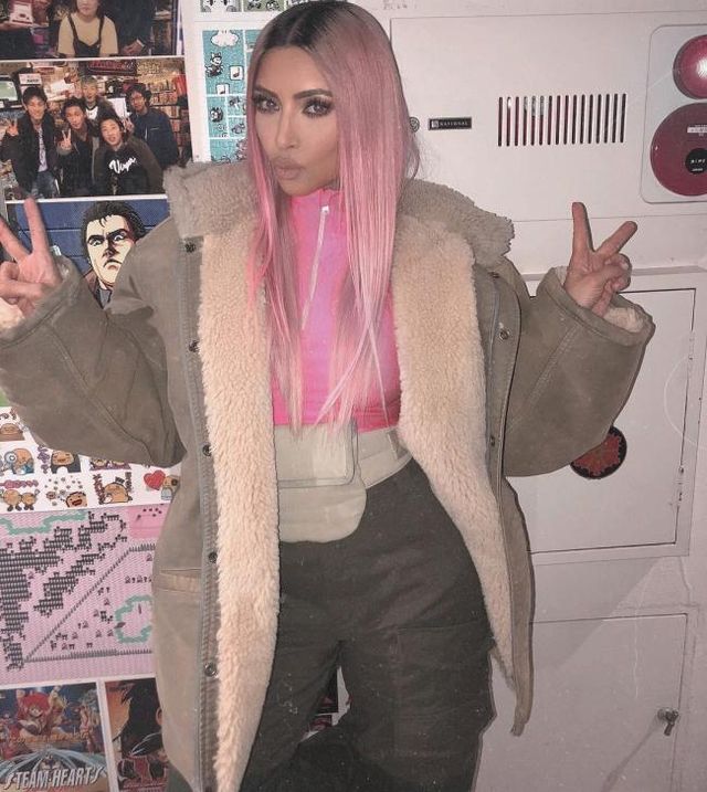 Кім Кардашян вийшла в світ у незвичному образі- фото 232574