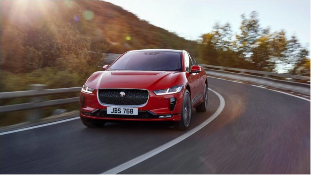 Електрокросовер Jaguar позмагався в гонці з Tesla Model X: відеофакт