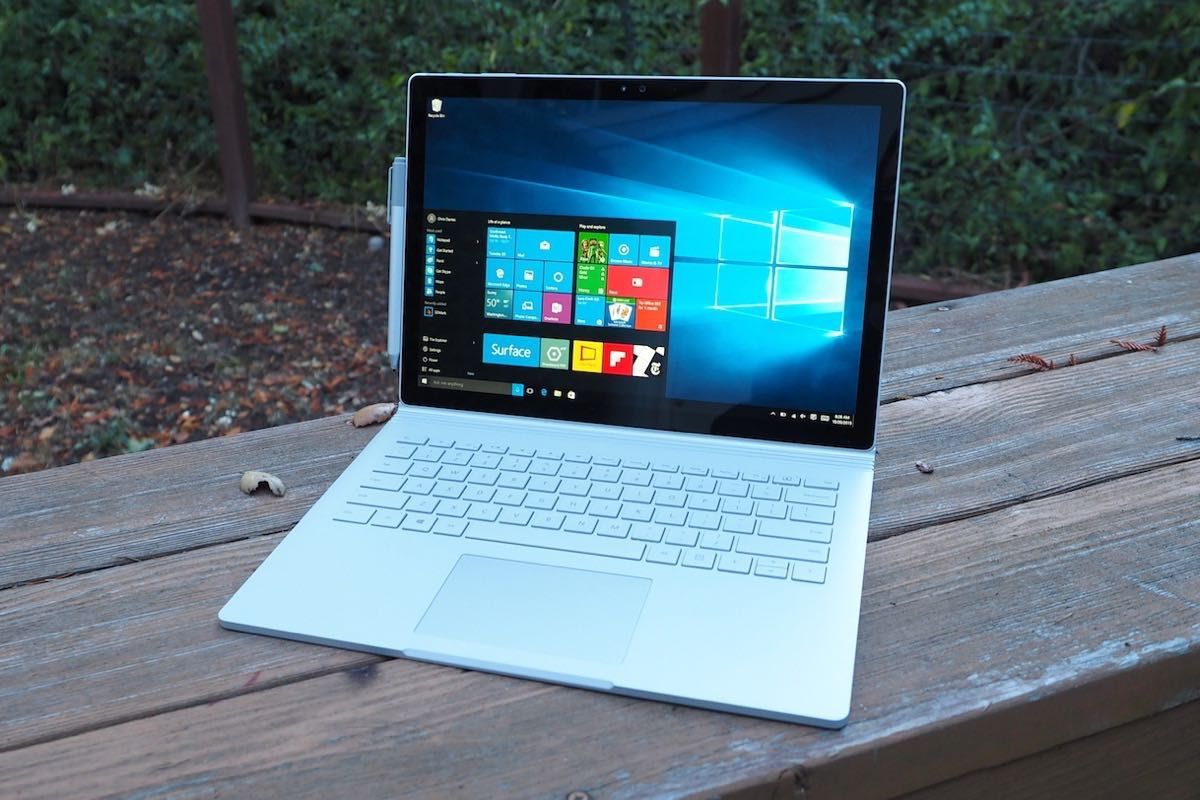 Microsoft подарує комп'ютер африканському вчителю, якому довелося малювати на дошці Word