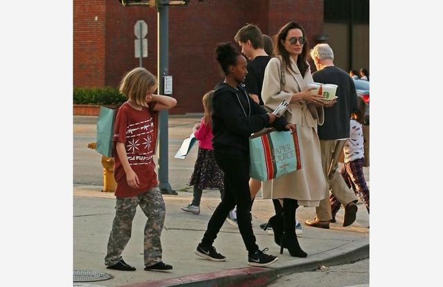 Анджеліна Джолі вийшла в світ у суворому образі- фото 233265