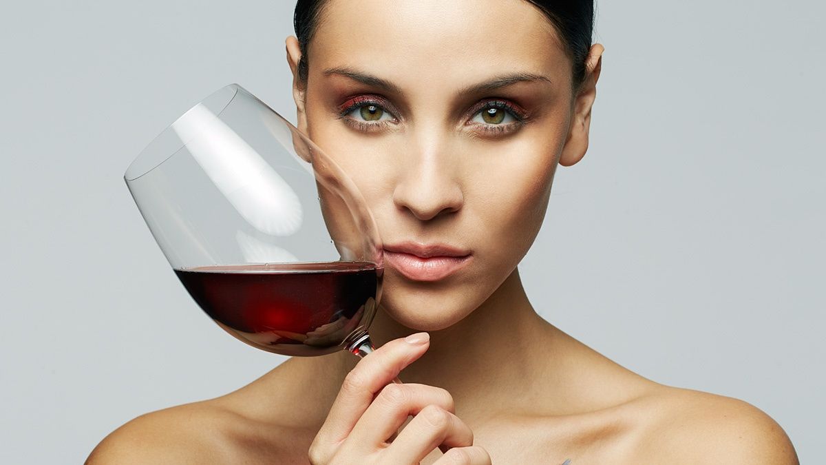 Вчені назвали незвичайну причину жіночого алкоголізму