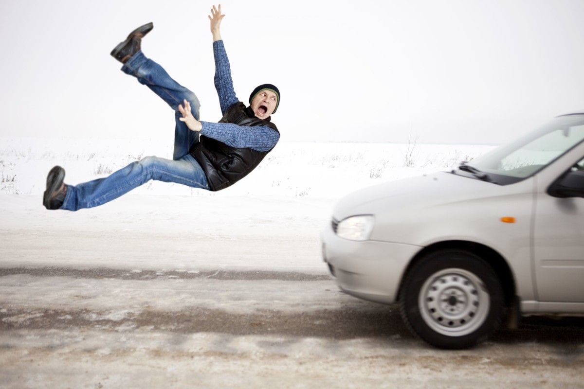 У США правопорушника збило власне авто: курйозне відео - фото 1