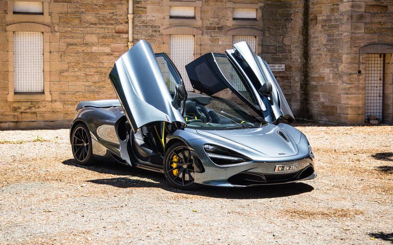 Новий суперкар McLaren 720S випробували на бездоріжжі