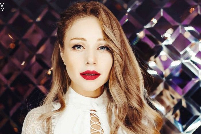 Тіна Кароль з'явилася на публіці в ефектному вбранні - фото 1