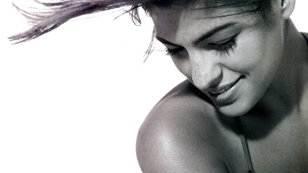 Свій наряд Єва доповнила сірим розкритим пальто - фото 1