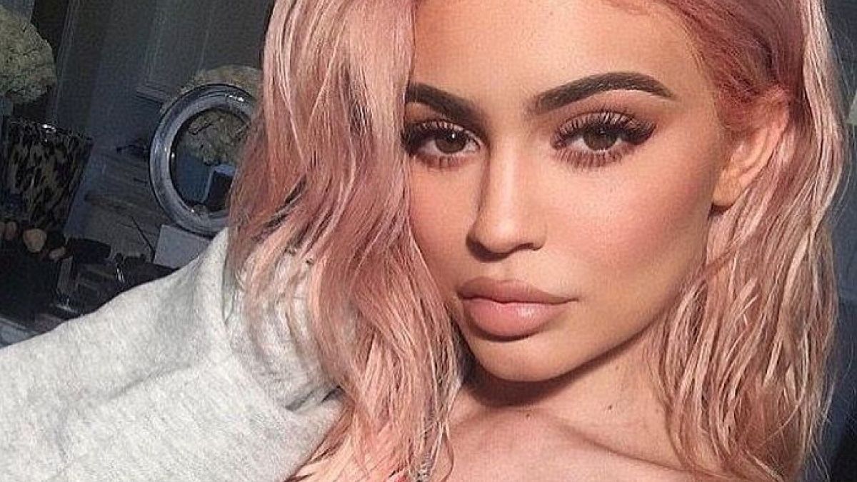 На фото молода мама в сексуальному купальнику - фото 1