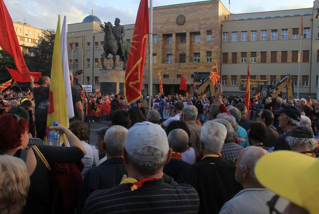 Перейменування країни Європи призвело до масових протестів- фото 231485