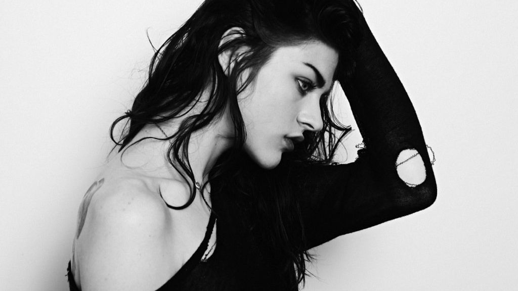 Дочка Кобейна записала дебютну пісню через 24 роки після смерті батька