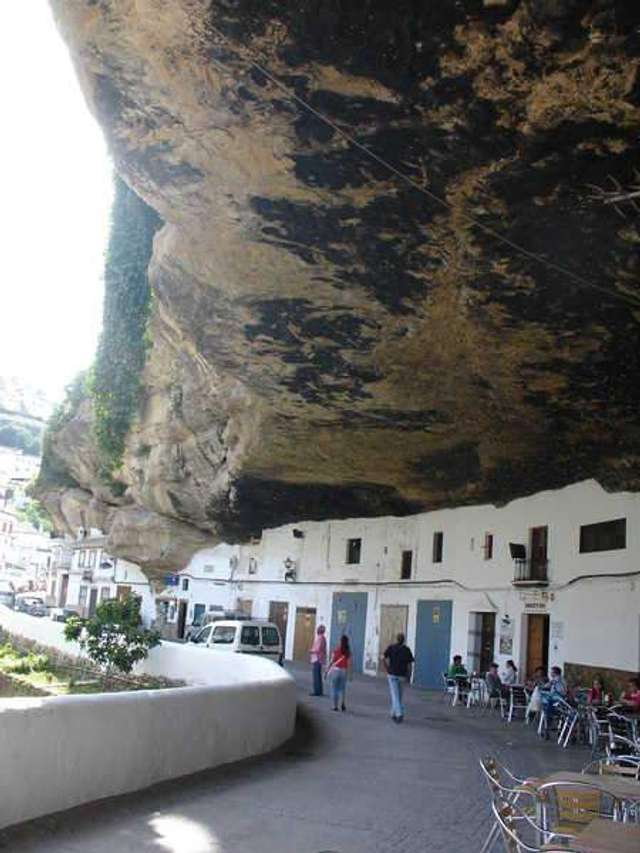 Незвичайне місто Іспанії, розташоване всередині скелі- фото 240644