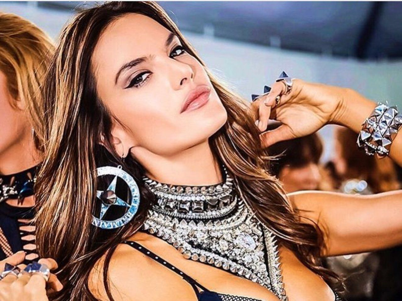 Алессандра Амброзіо похизувалась ідеальними формами у новій рекламі