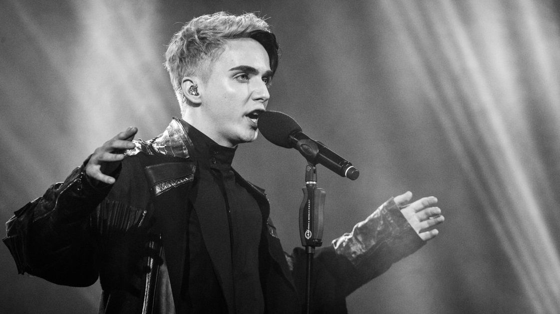 Голову головної спокусниці відеоролика прикрашає корона з палаючих свічок - фото 1