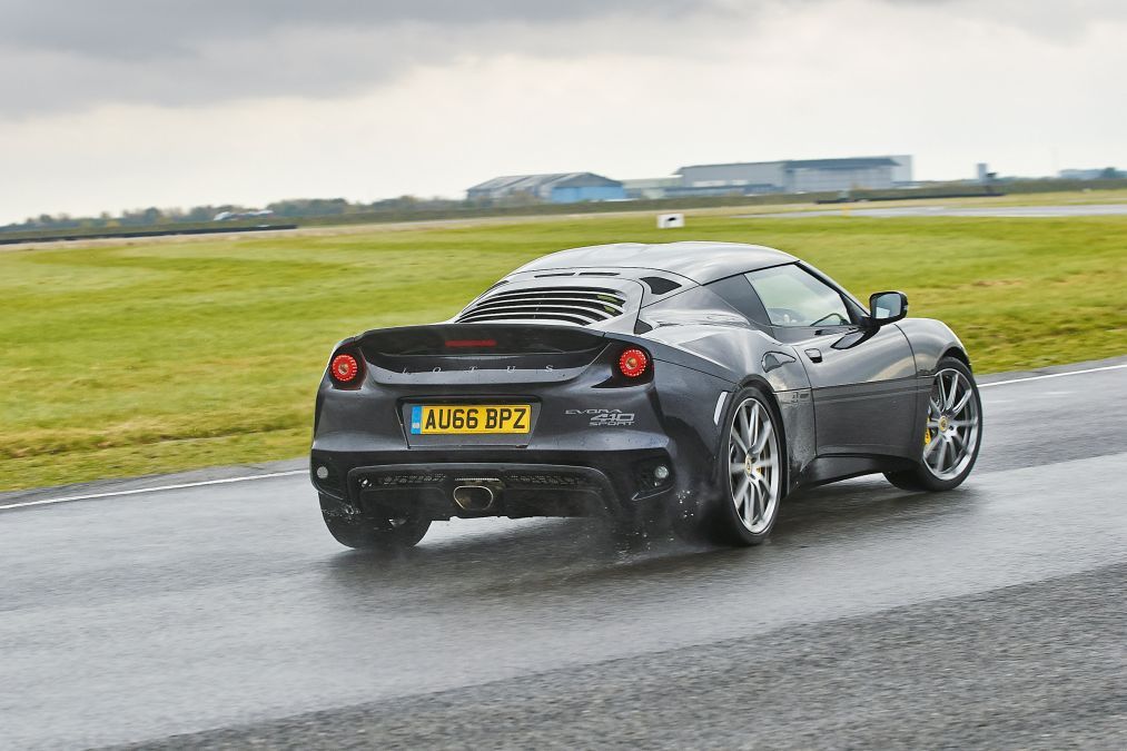 Синові засновника Lotus подарували трекове купе Evora