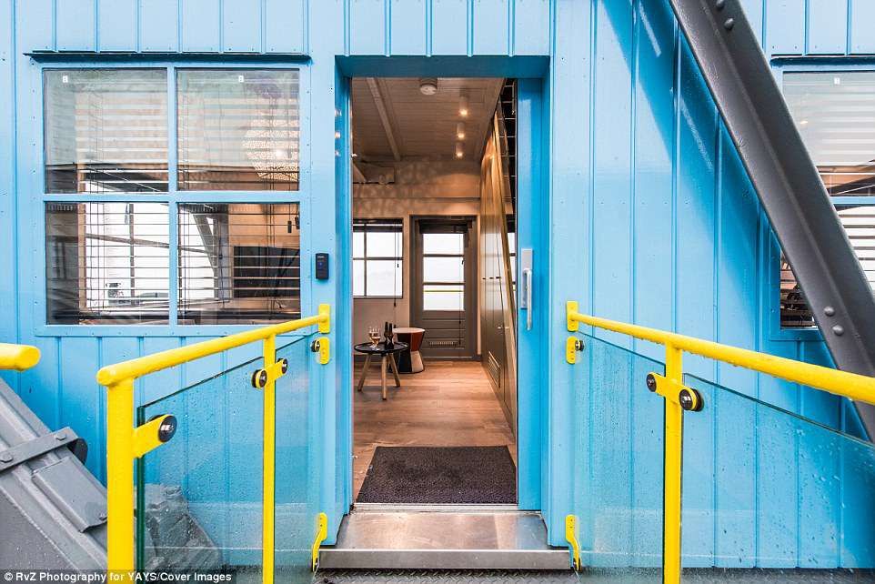 В Амстердамі портовий кран перетворився в ефектний пентхаус - фото 1