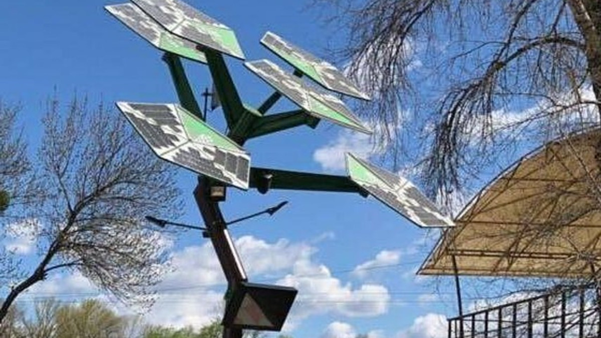 У Києві з'явилося смарт-дерево з Wi-Fi і зарядкою для гіроскутера - фото 1