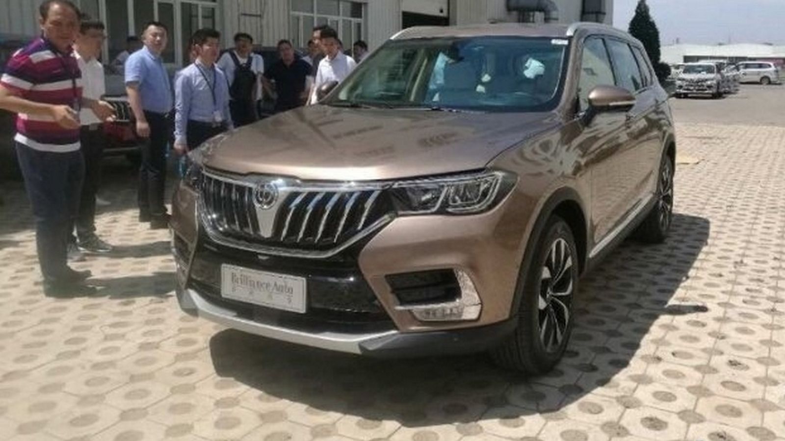 Brilliance представив свій найбільший позашляховик V7