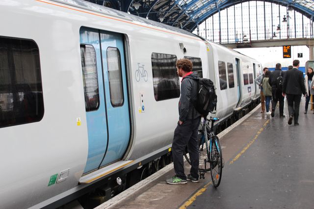 Безпілотний поїзд почав курсувати у Великобританії - фото 237260