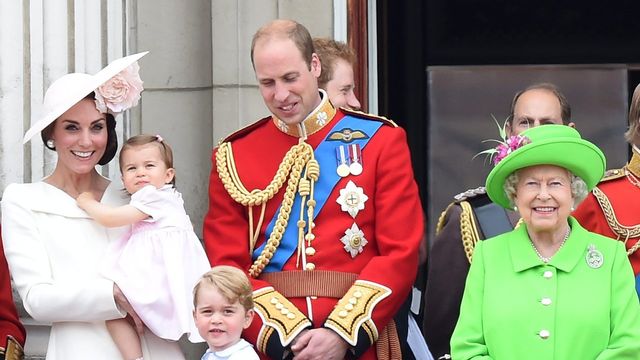 Кейт Міддлтон, принц Вільям і Єлизавета ІІ - фото 241872