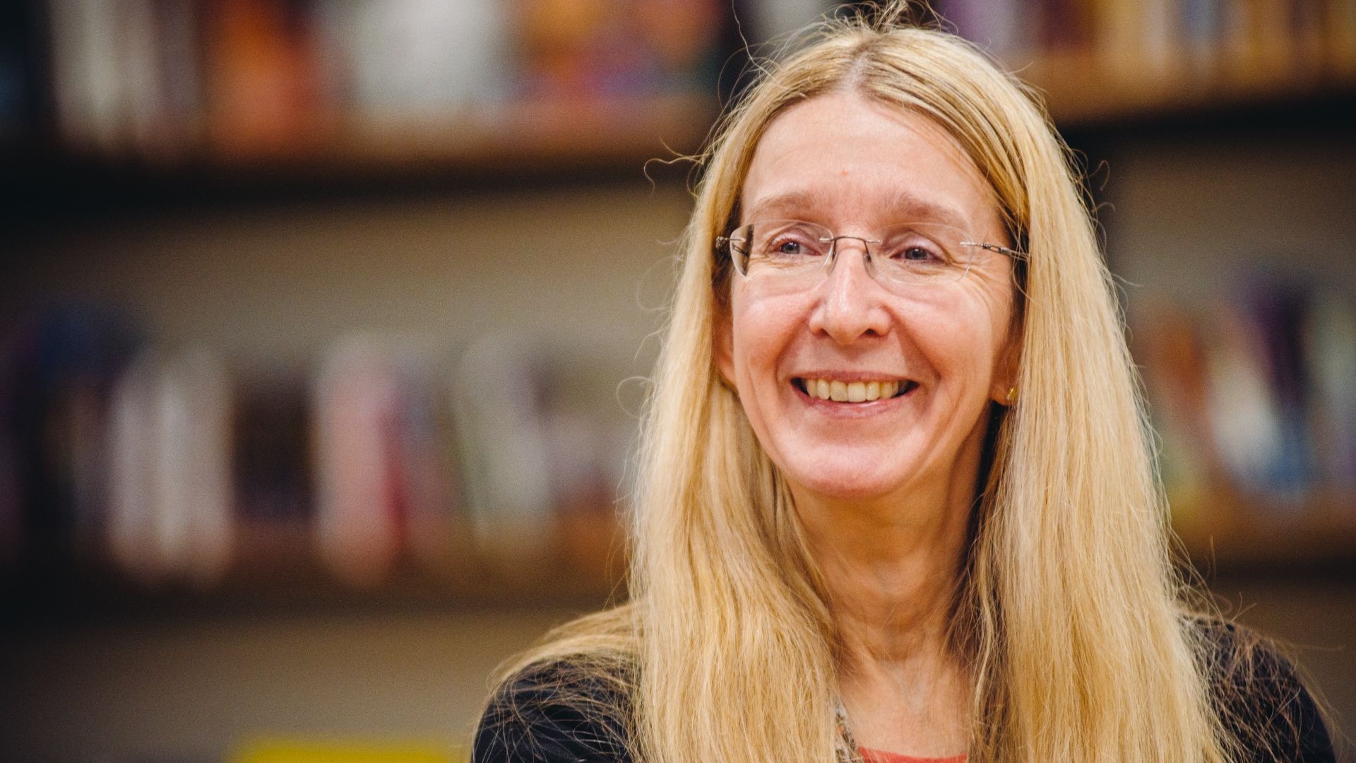 Супрун показала, як правильно вітатися з жінкою