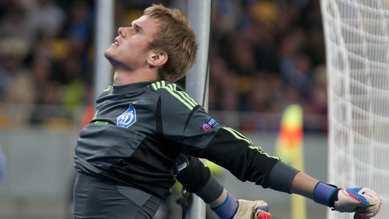 Кохана українського футболіста розбурхала мережу інтимним знімком