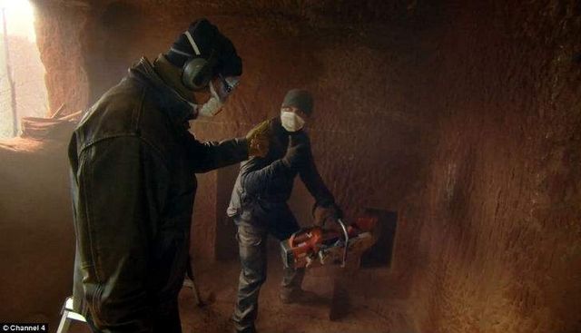 Чоловік своїми руками перетворив печеру на затишний будинок- фото 239166