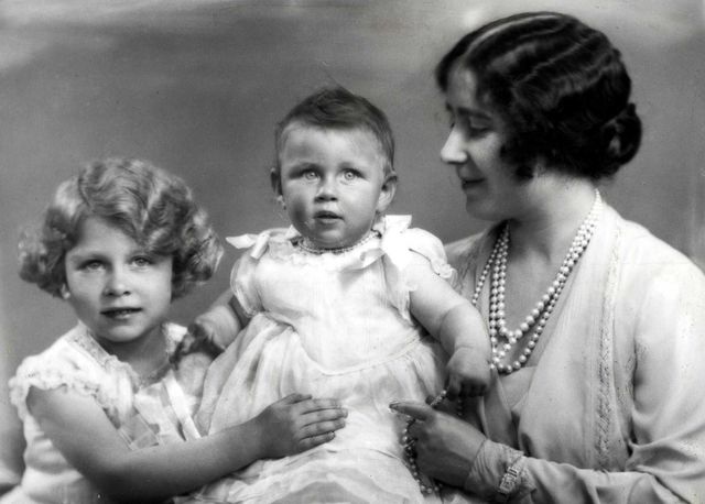 Єлизавета ІІ з сестрою та мамою - фото 241867